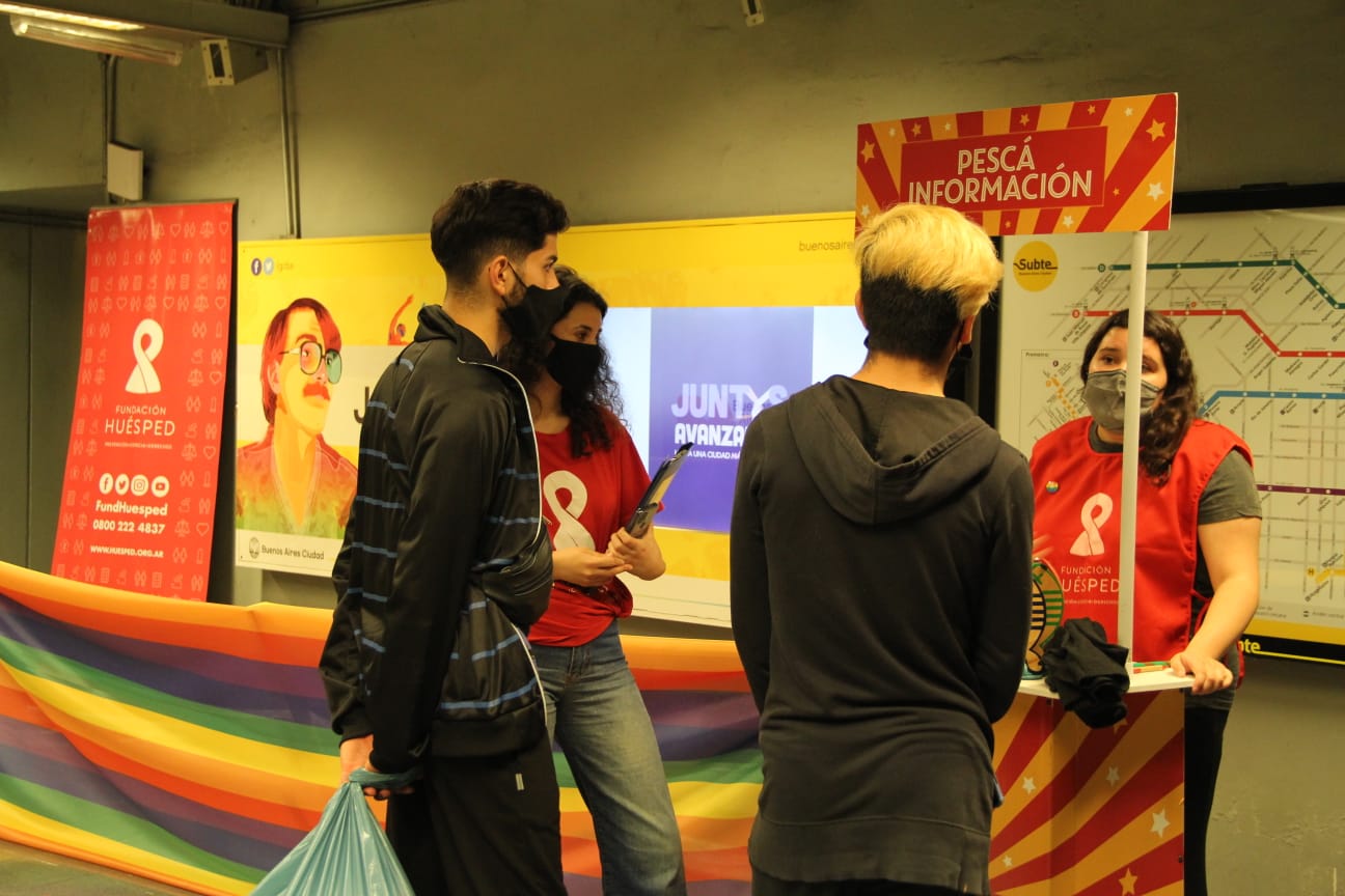 El subte se sumó a la Semana del Orgullo con una Kermessex y un mural en Retiro