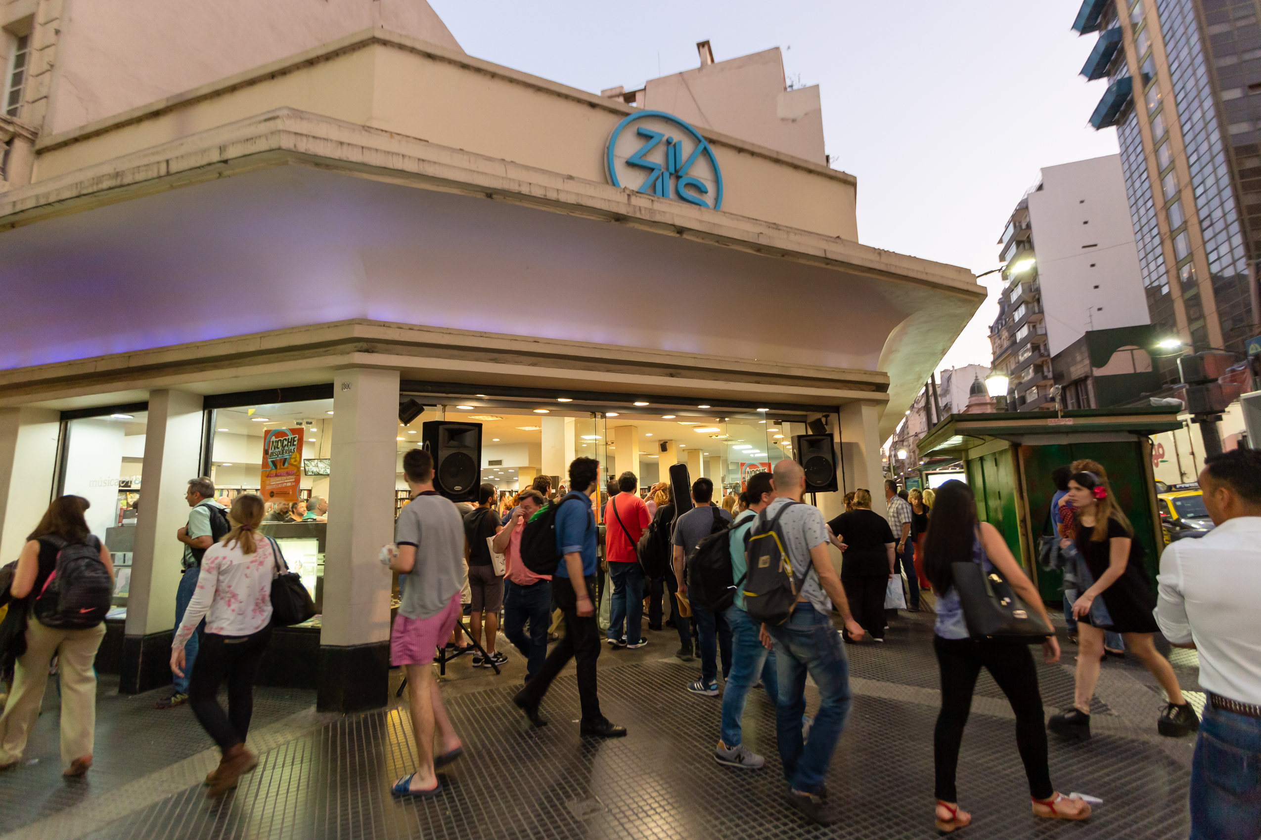 Un jueves a pura música en la Noche de las Disquerías