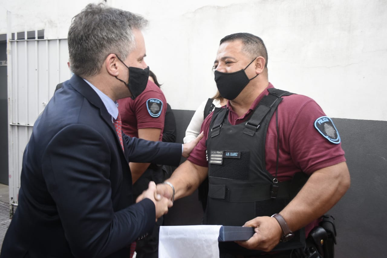 Reconocimiento a un policía de la Ciudad que rescató a una mujer durante un incendio