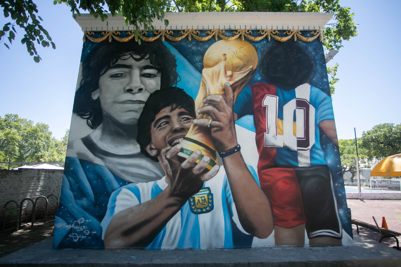 Se inauguró un mural en homenaje a Diego Maradona, a un año de su muerte
