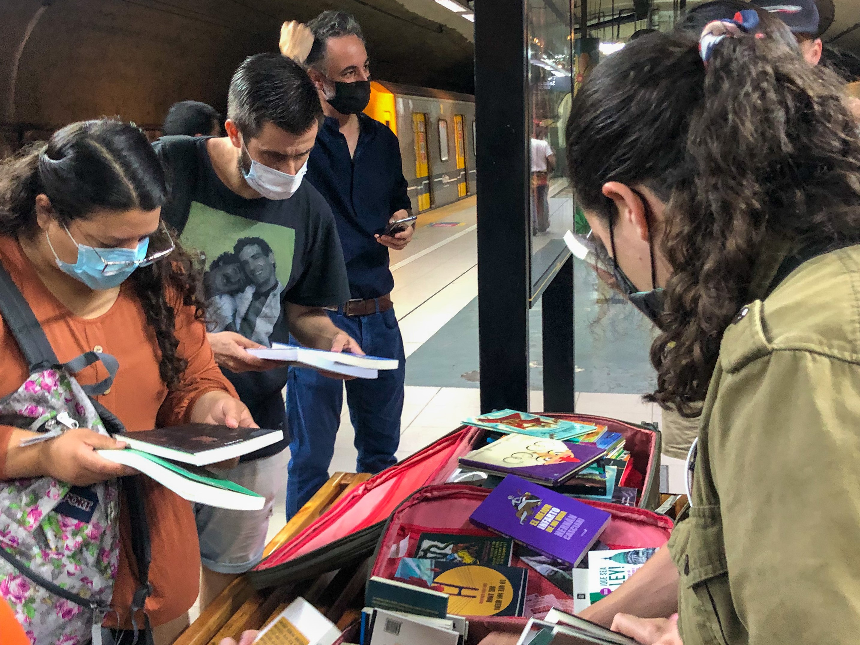 Realizamos una suelta de libros en las estaciones Plaza Miserere y Plaza Italia