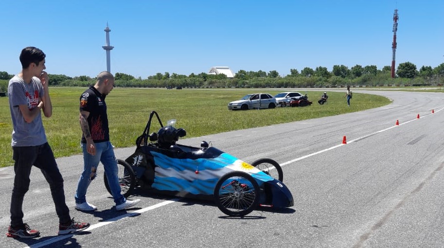 Mil alumnos van al Gálvez con 95 autos de carrera construidos por ellos mismos