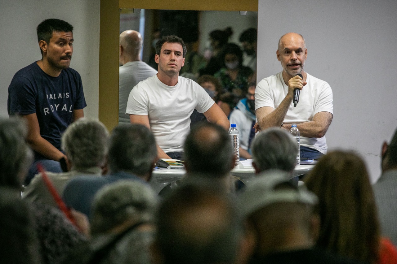 Rodríguez Larreta se reunió con 120 porteños del barrio de Flores en sus características reuniones de vecinos