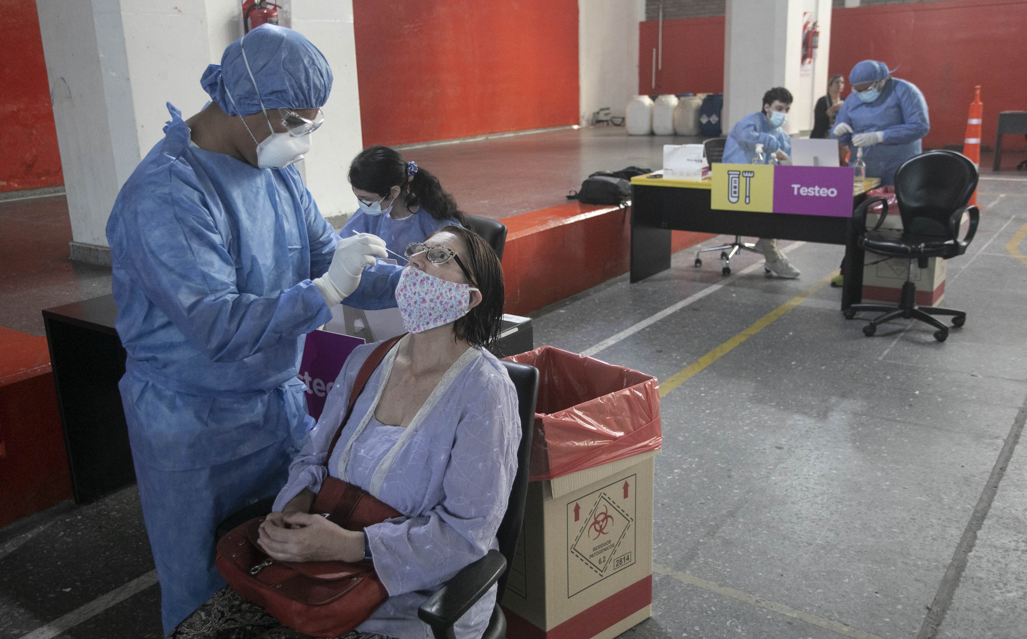 COVID-19: cómo funcionan los centros de testeo y de vacunación 