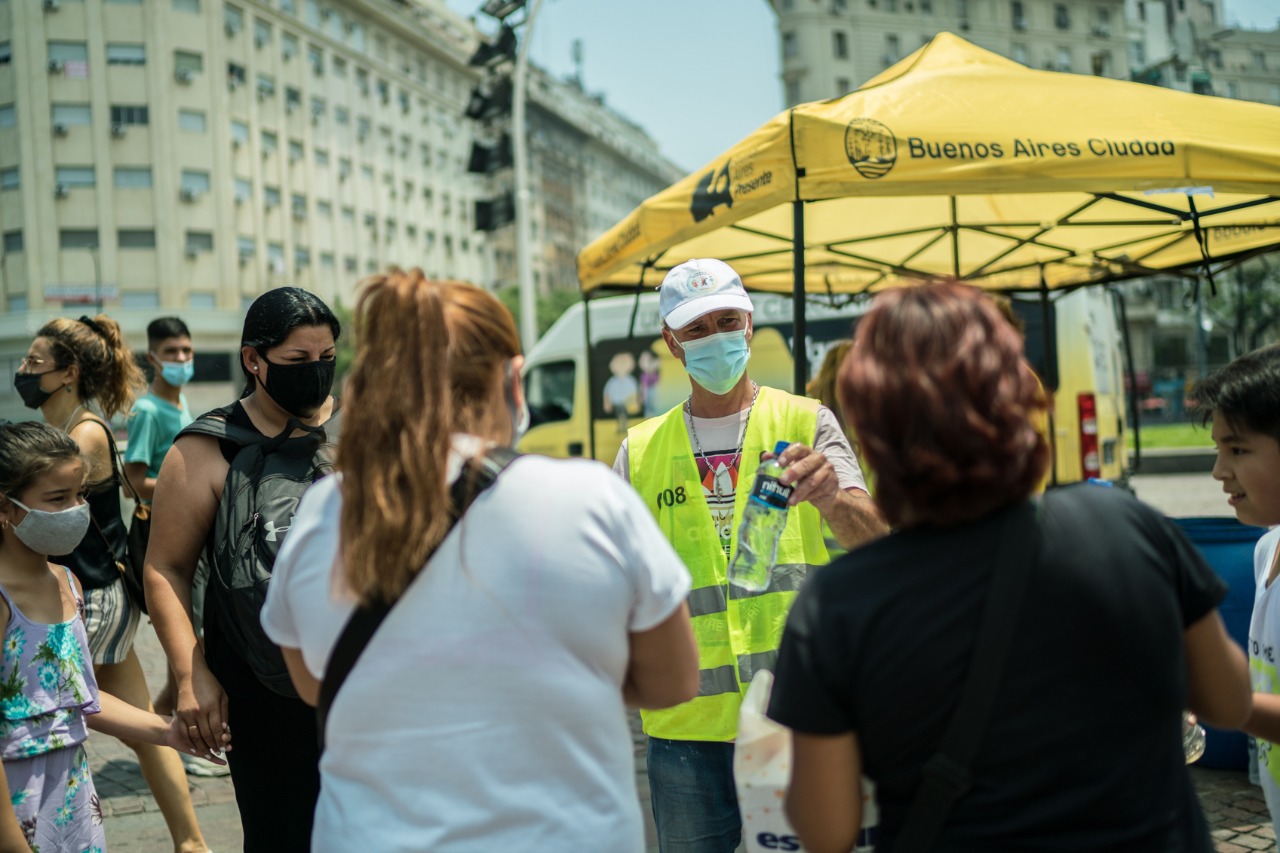 La Ciudad instaló puestos de hidratación en centros de testeo y vacunación