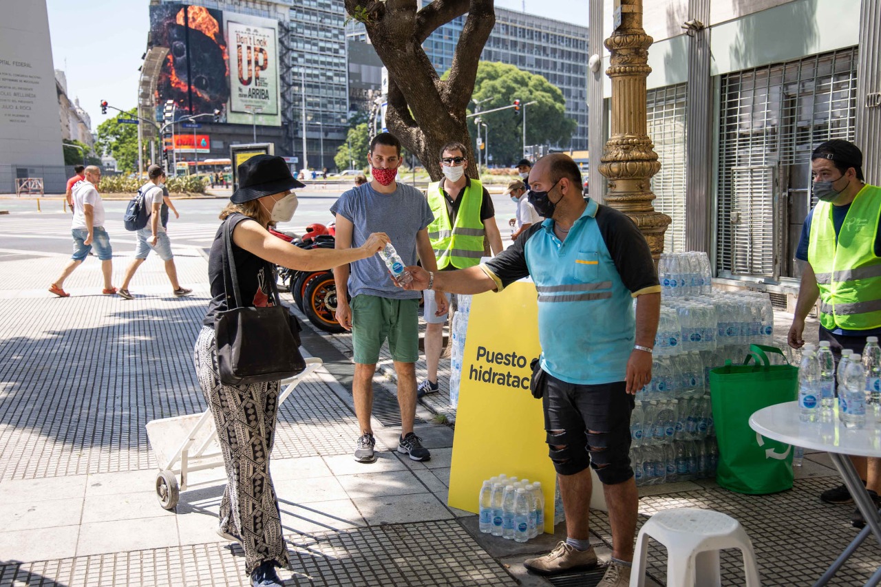 Más de mil personas asistieron hoy a los porteños en la calle por la ola de calor
