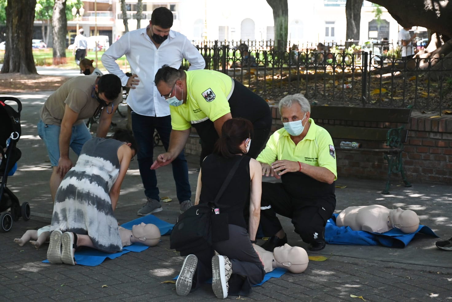 Defensa Civil capacita en plazas a los vecinos sobre Reanimación Cardiopulmonar 