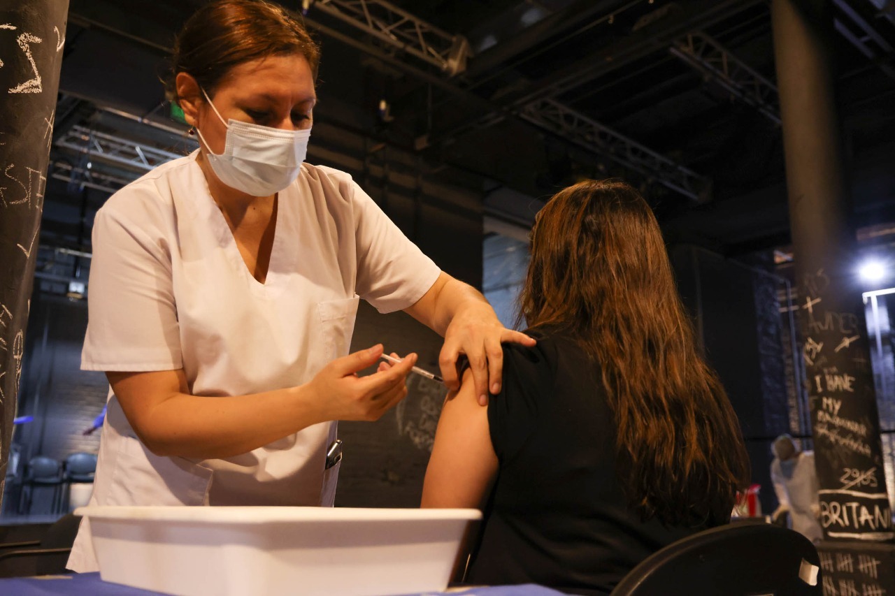 La Ciudad abrió hoy un vacunatorio contra el COVID-19 en el Teatro Colón