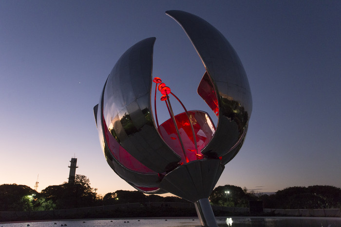 Día del Emperador: se iluminarán monumentos con los colores de Japón