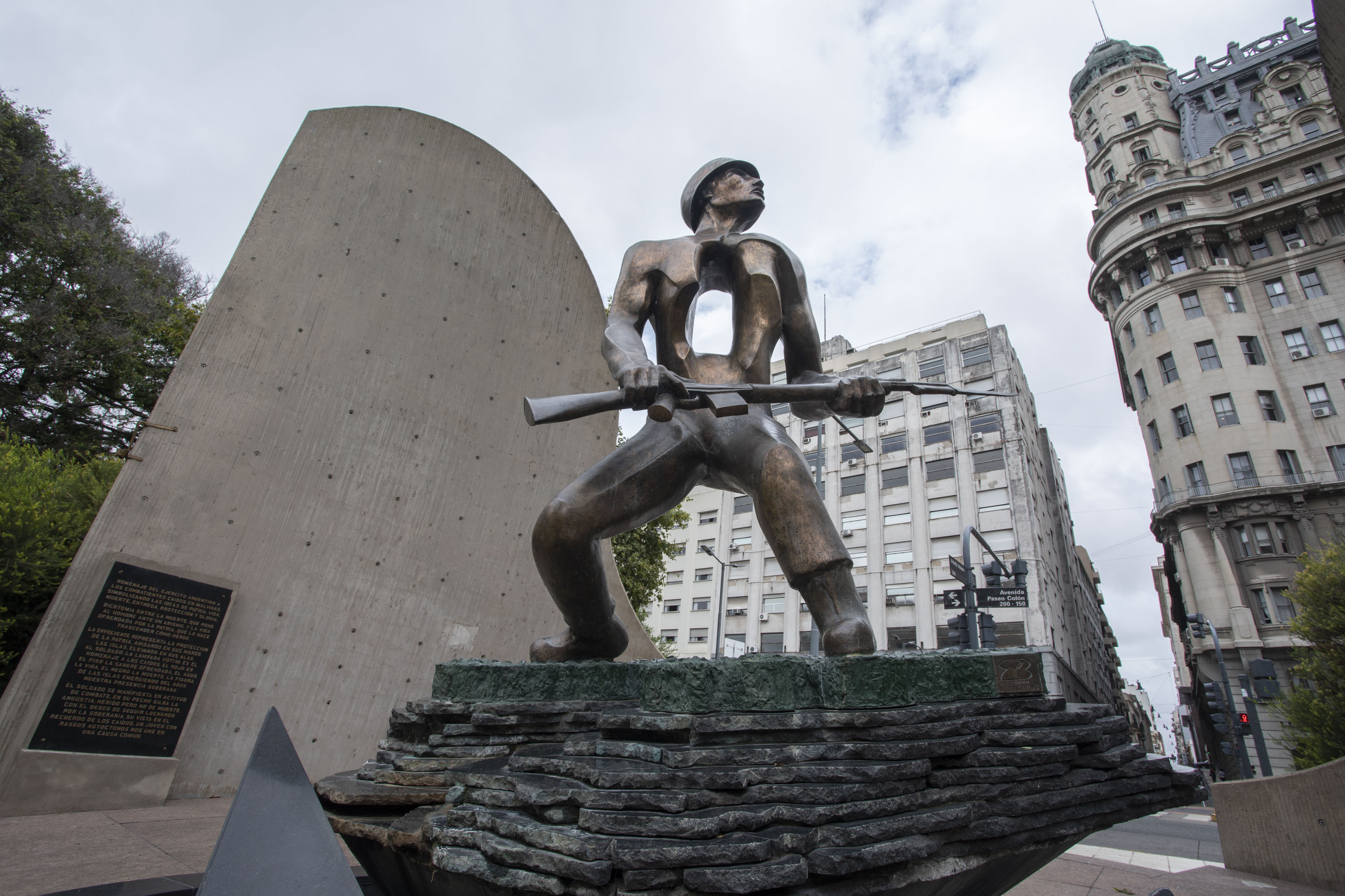 Se iluminan monumentos con mensajes y banderas patrias
