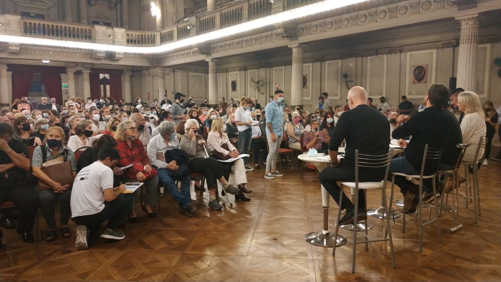 Reunión de vecinos y vecinas de Balvanera con Horacio