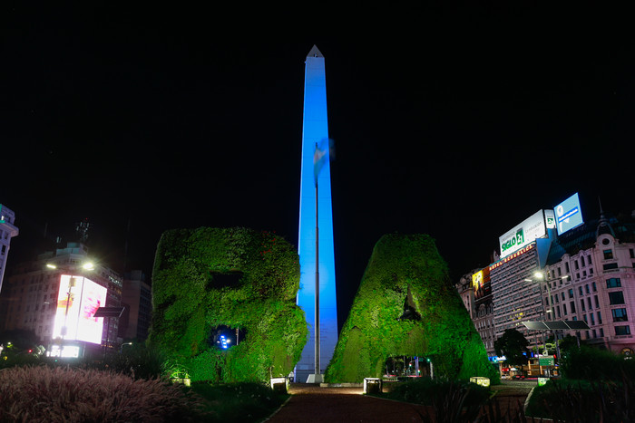 Se iluminaron monumentos por el Make a Wish