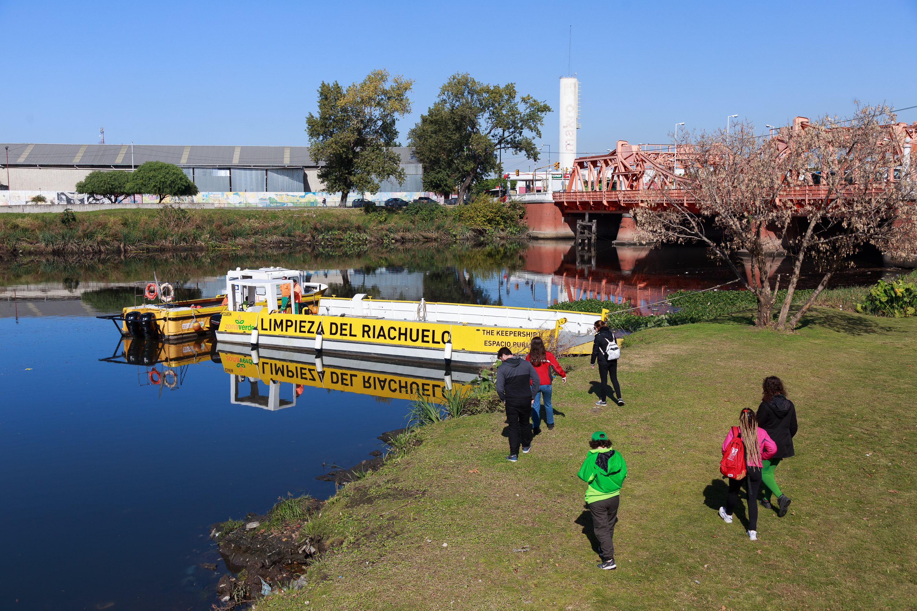 Cada semana un grupo de Embajadores Verdes participan de la limpieza, recolección de residuos y forestación en las costas del río