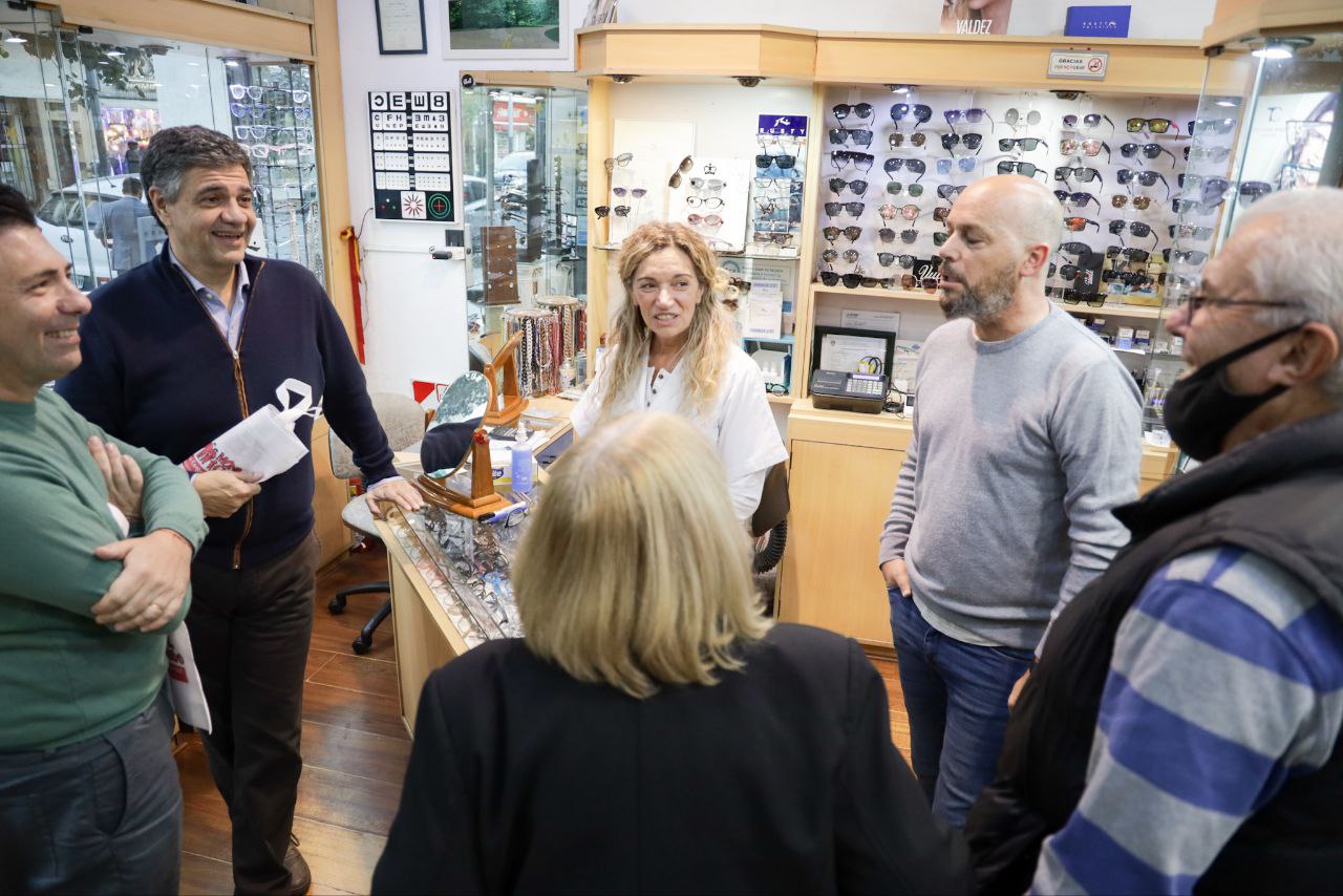 Recorrida por el centro comercial a cielo abierto de Monte Castro