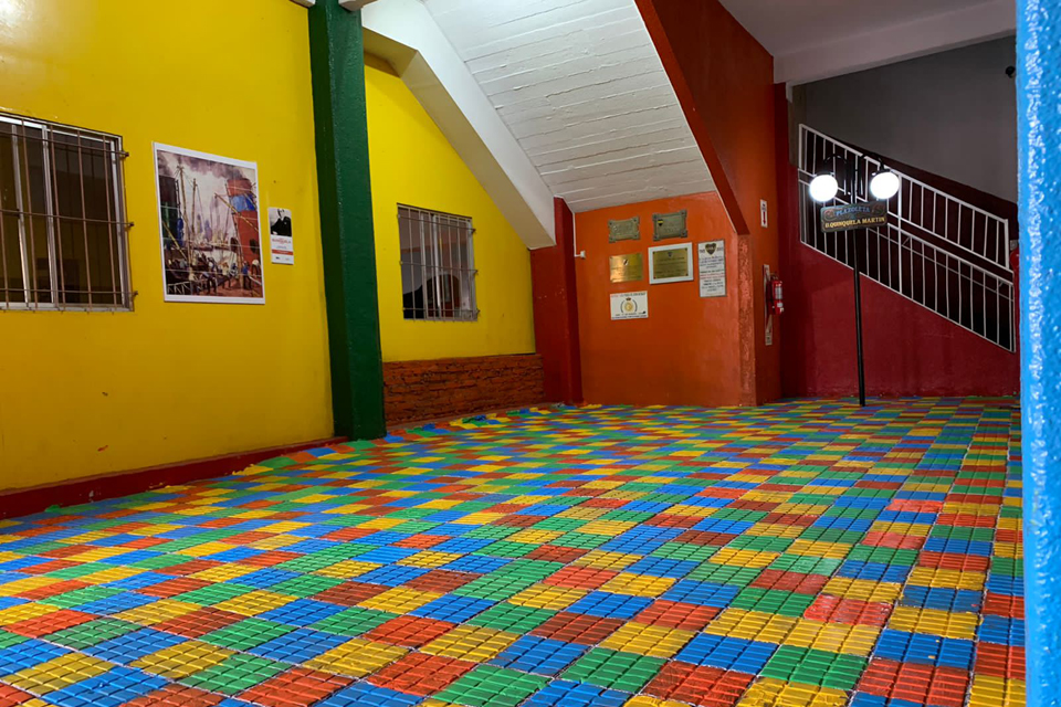 Intervención de colores en La Plazoleta del Colegio San Juan Evangelista 