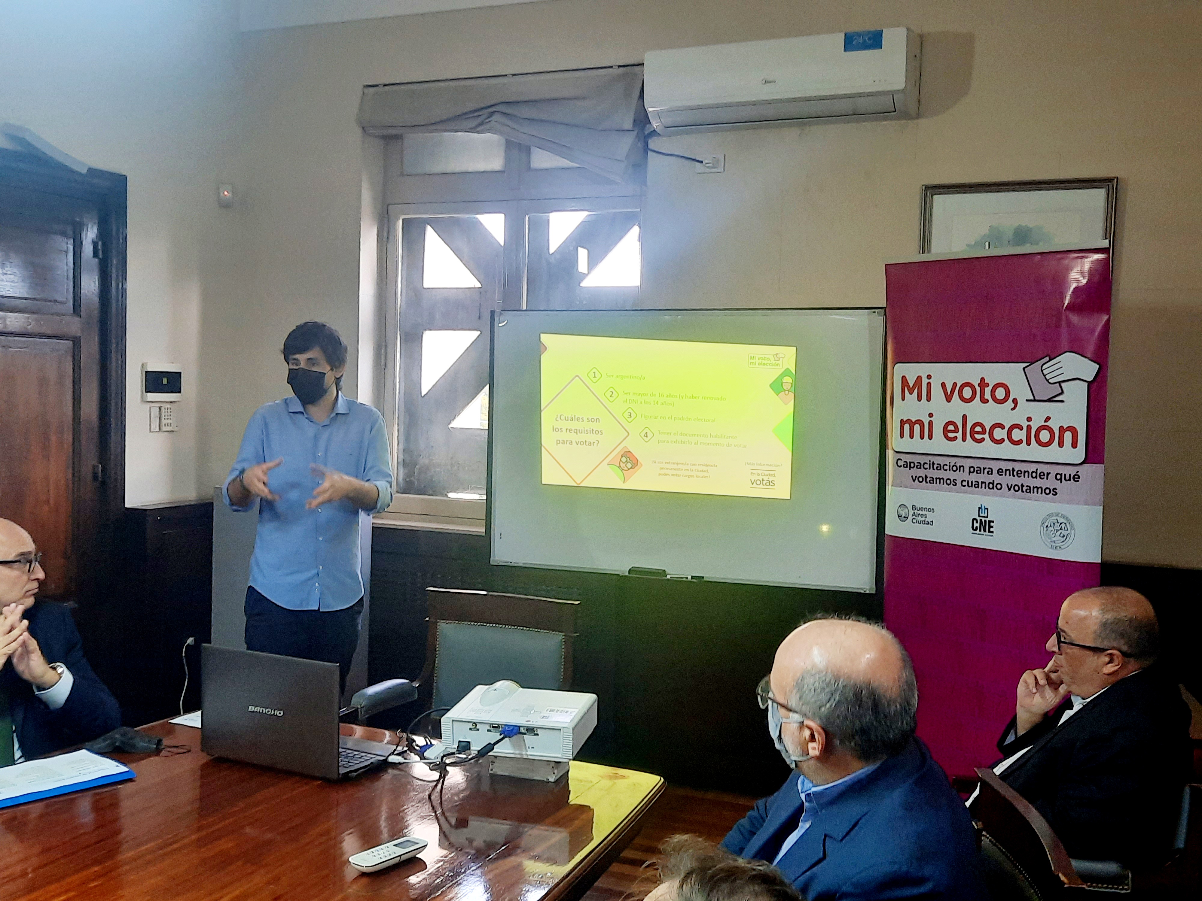 Primera capacitación de docentes para el programa Mi Voto, Mi Elección