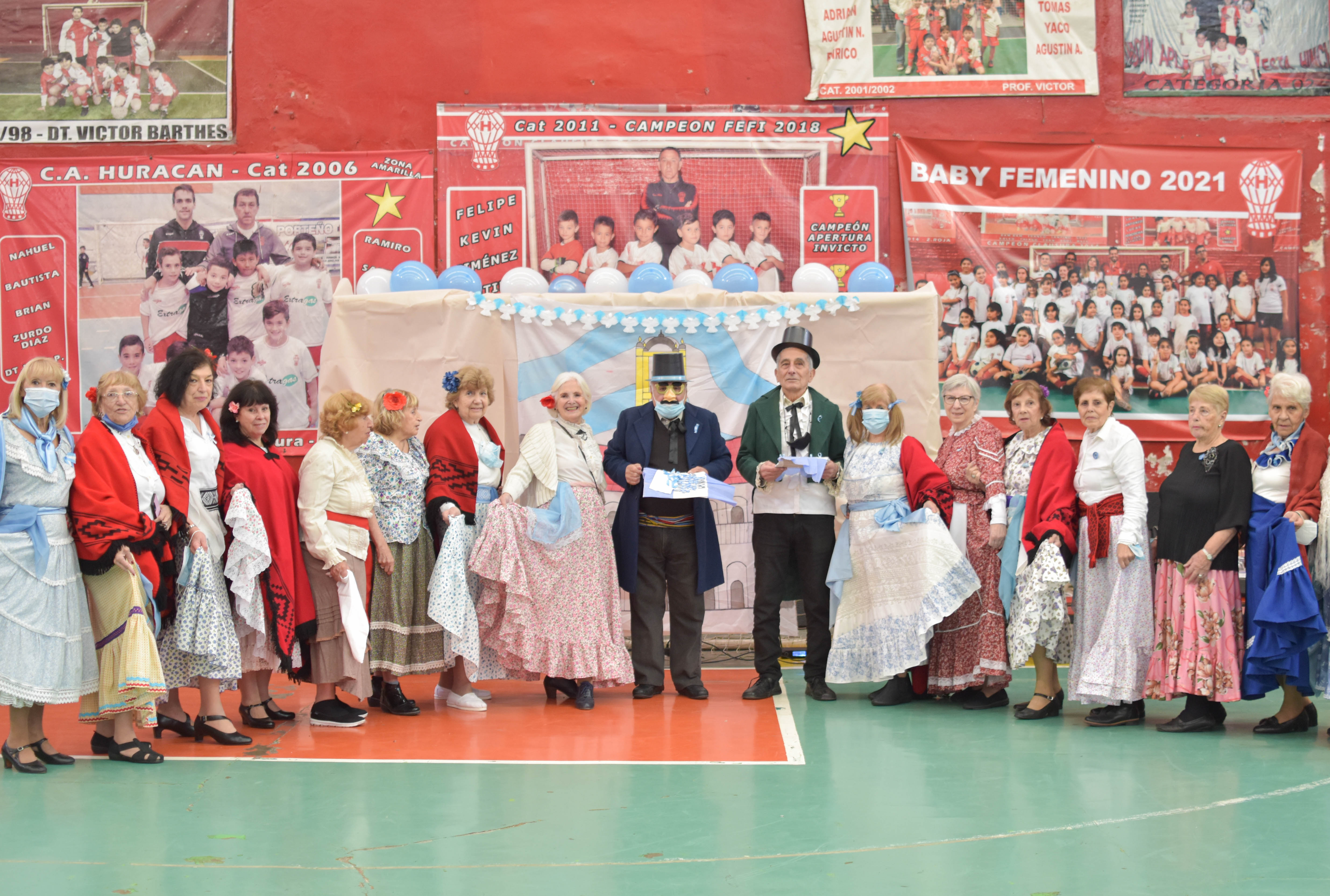 Festejo patrio con personas mayores