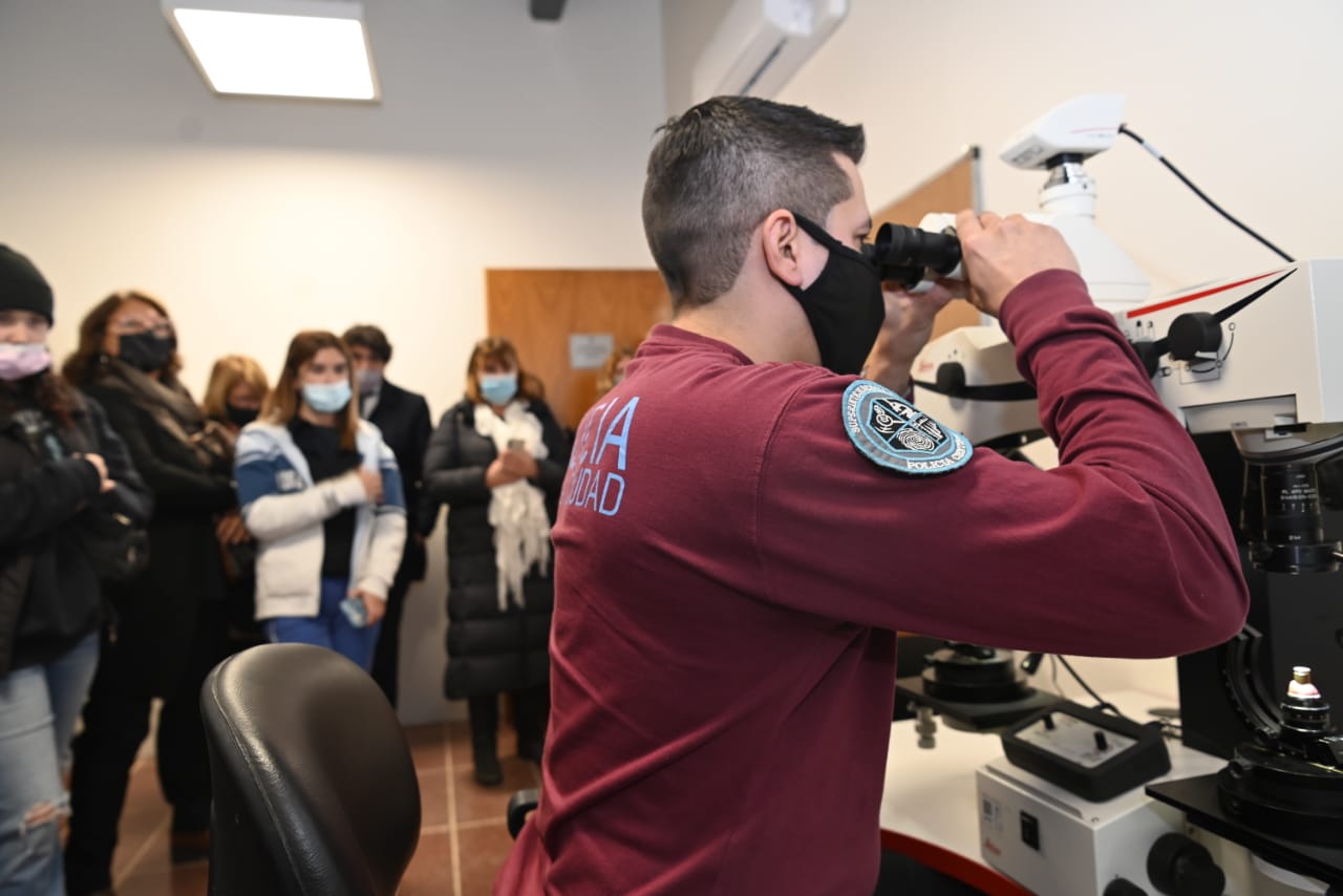 Recorrida de vecinos por las instalaciones de la Policía Científica