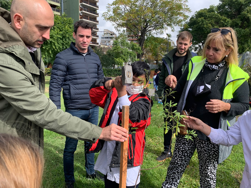 Jornada de plantaciones con alumnos de Parque Chacabuco