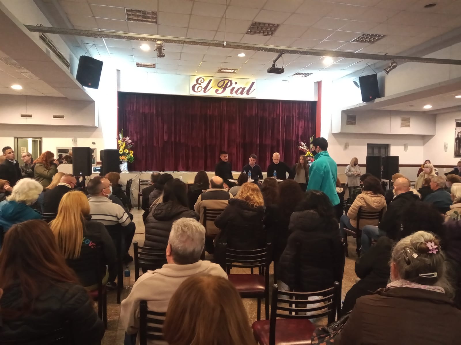 Reunión de vecinos y vecinas de Flores con Horacio