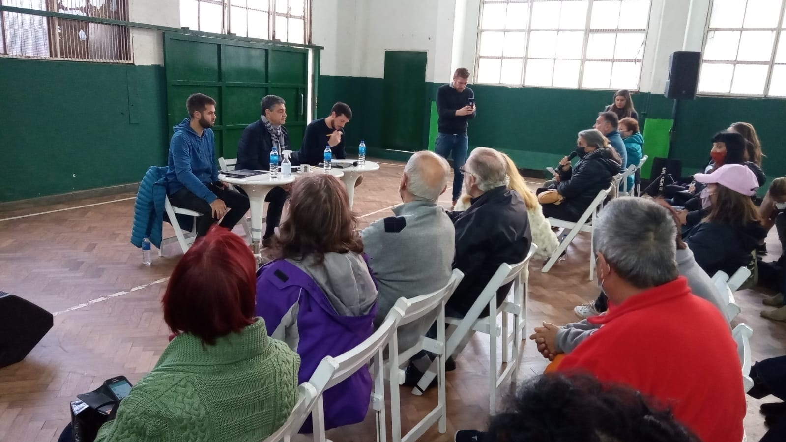 Una reunión de vecinos y vecinas de Caballito con Jorge Macri