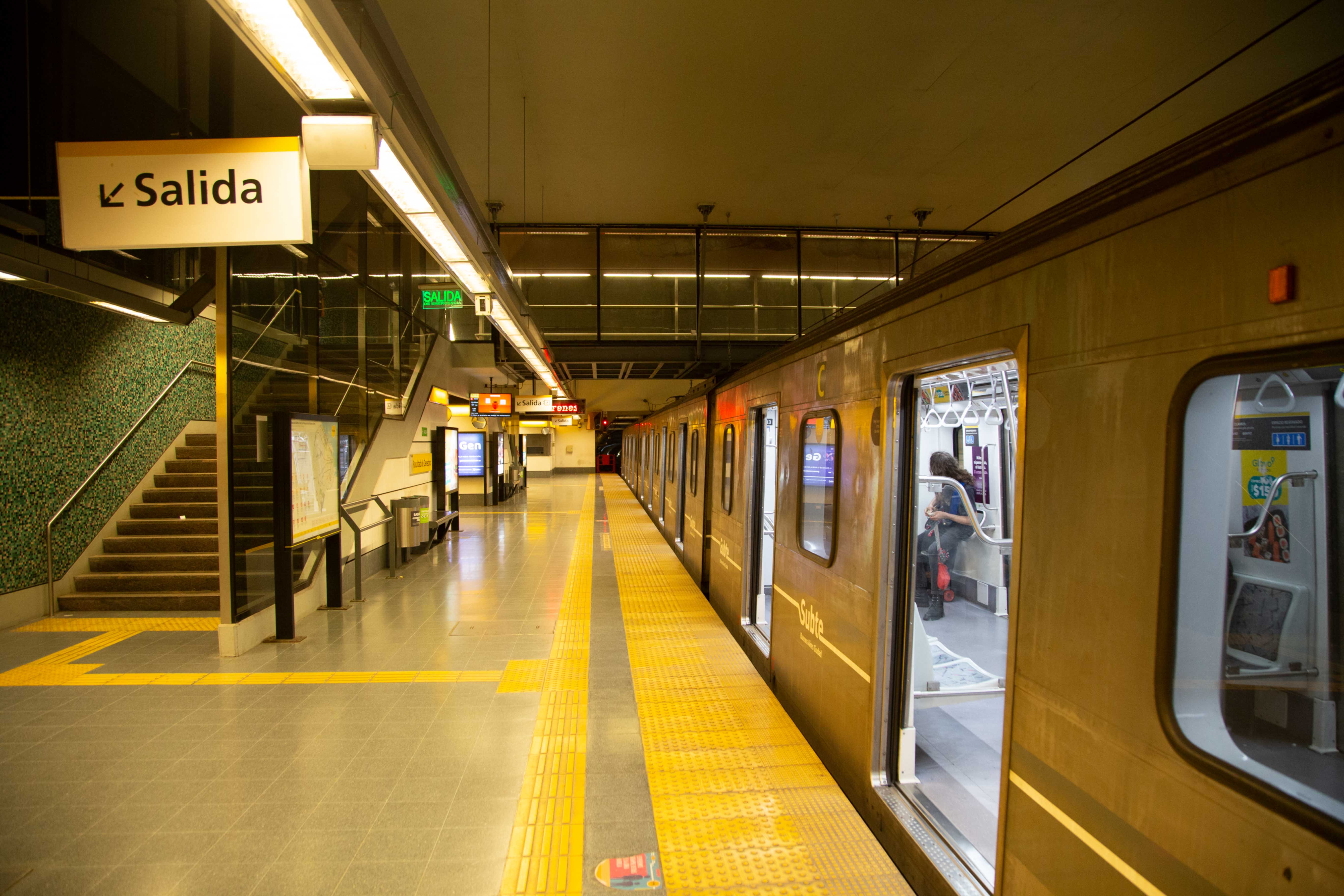 El uso del tapaboca ya no es obligatorio en el subte