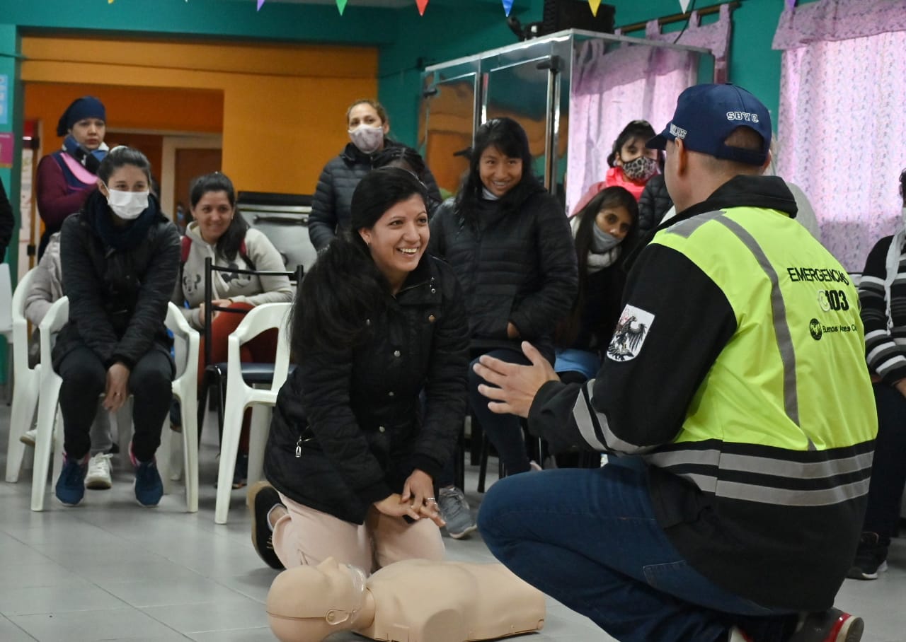 Defensa Civil realizó taller de RCP con madres y maestras en el Barrio INTA