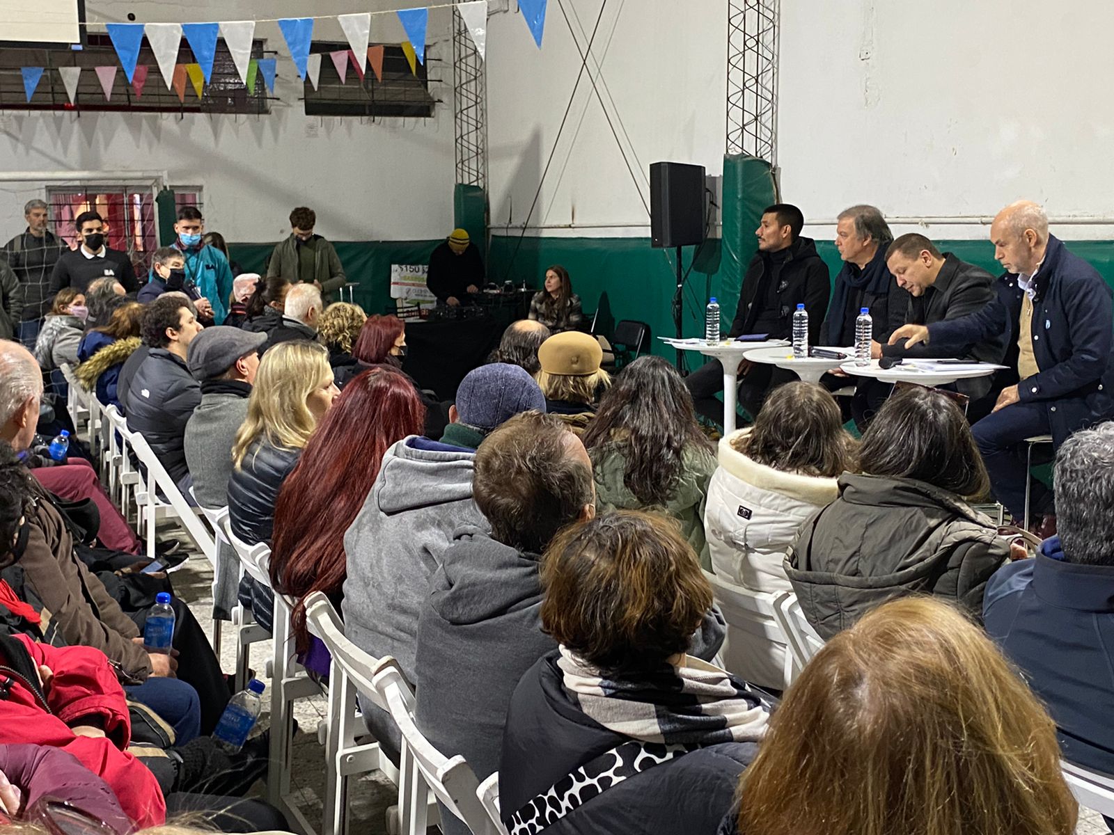 Reunión de vecinos y vecinas de Villa Ortúzar con Horacio