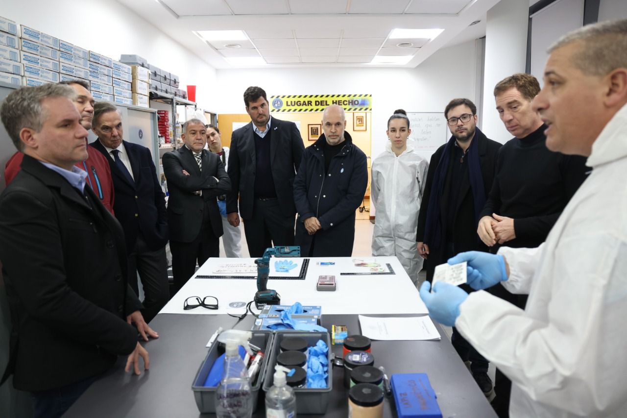 Rodríguez Larreta visitó el Laboratorio de la Policía Científica