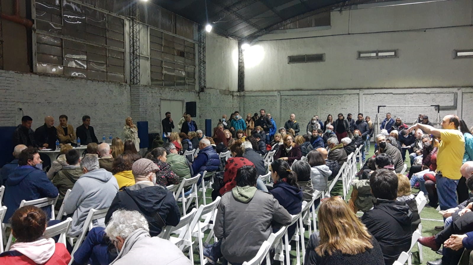 Reunión de vecinos y vecinas de Saavedra con Horacio