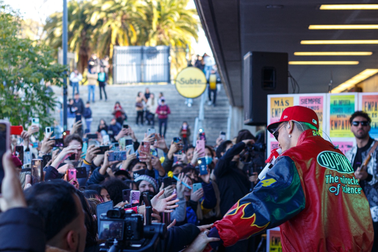 Rusherking deslumbró con un show en el subte 