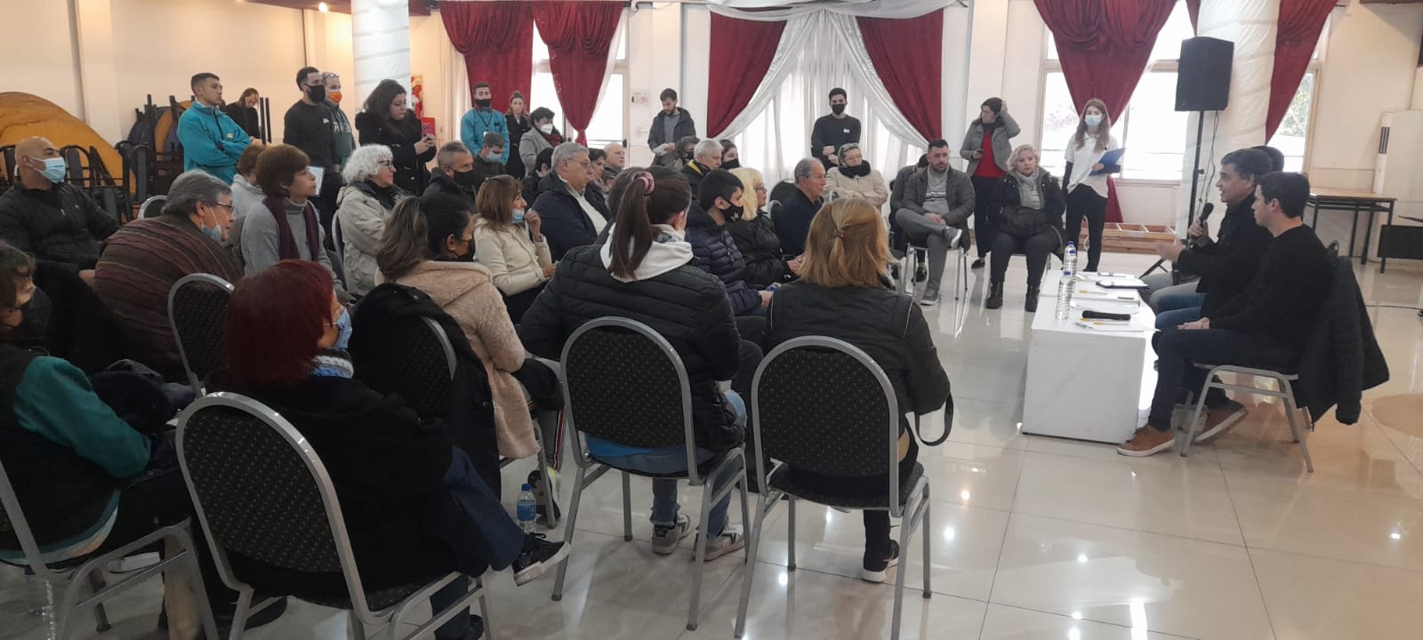 Reunión de vecinos y vecinas de Parque Chacabuco con Jorge Macri