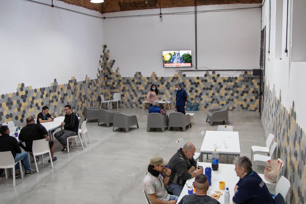 Cómo funciona uno de los remodelados hogares que recibe a las personas en situación de calle