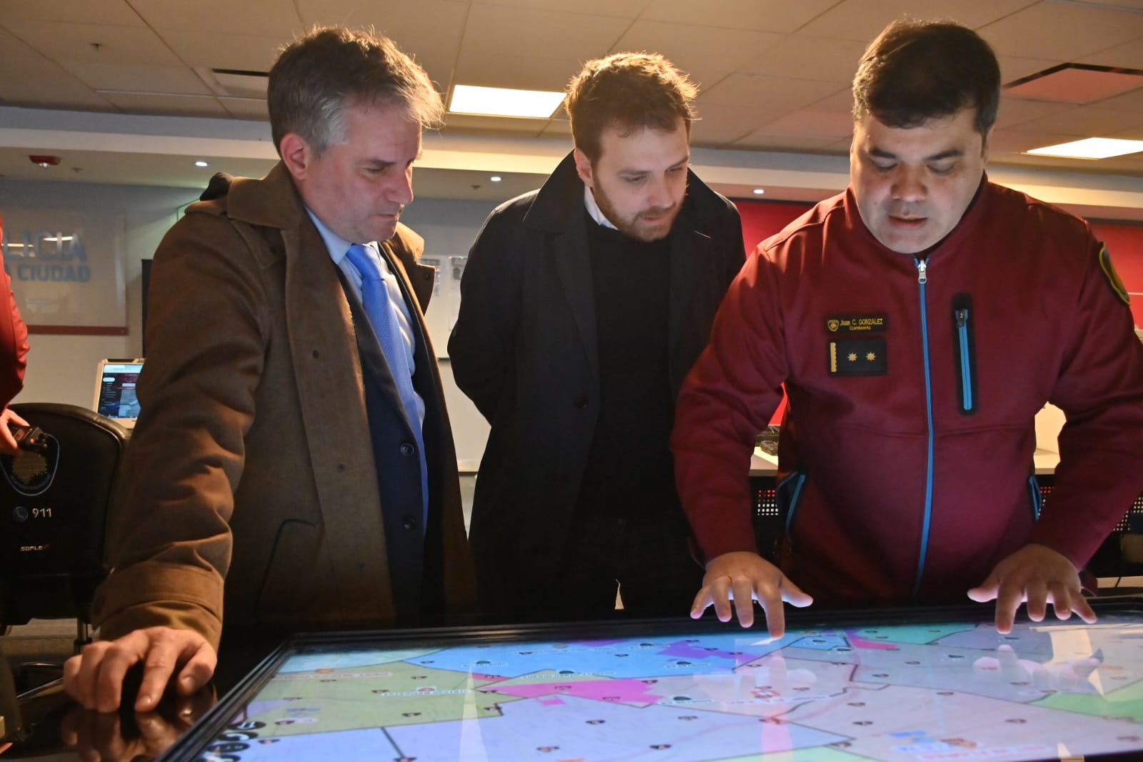 Ferrario visitó el complejo 911 de la Policía de la Ciudad 