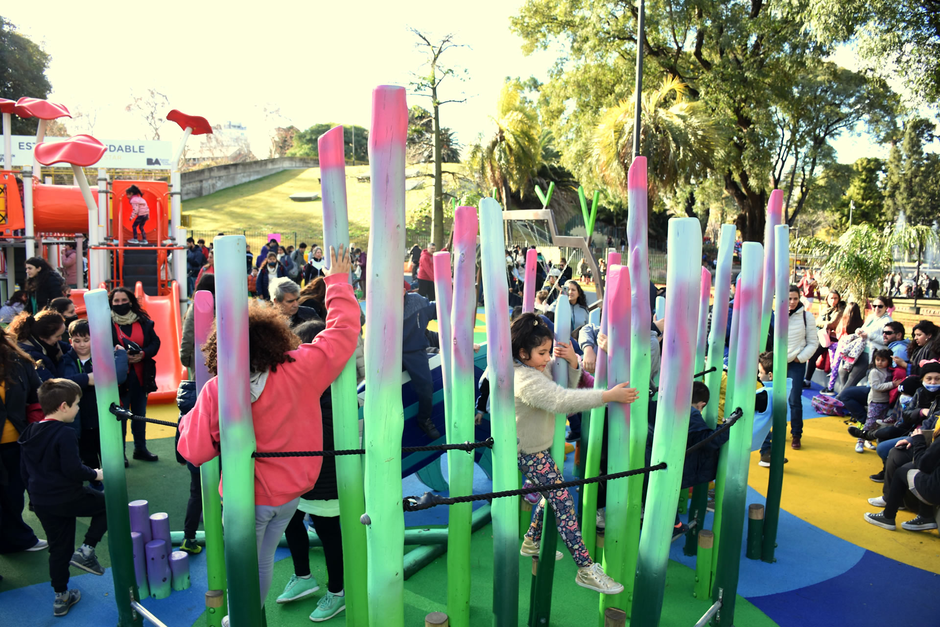 Se inauguró un nuevo patio de juegos en Parque Centenario