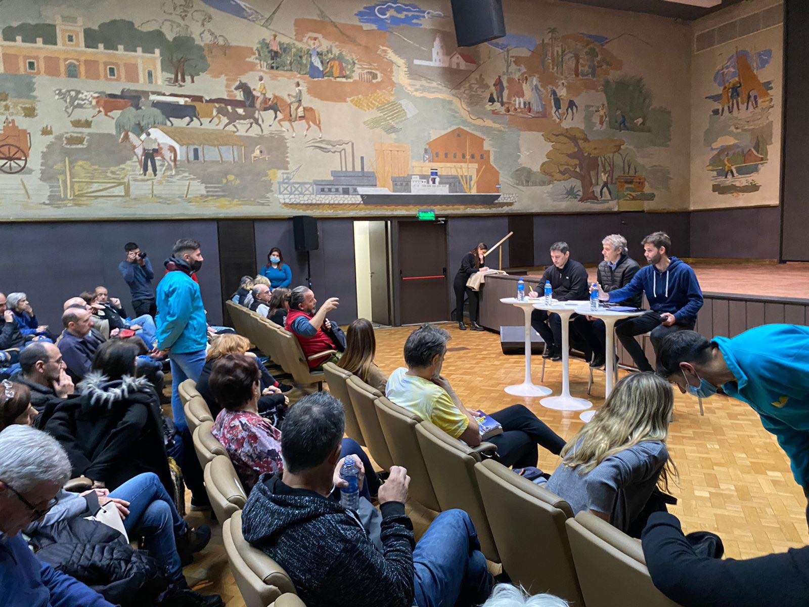 Reunión de vecinos y vecinas de Palermo con Felipe