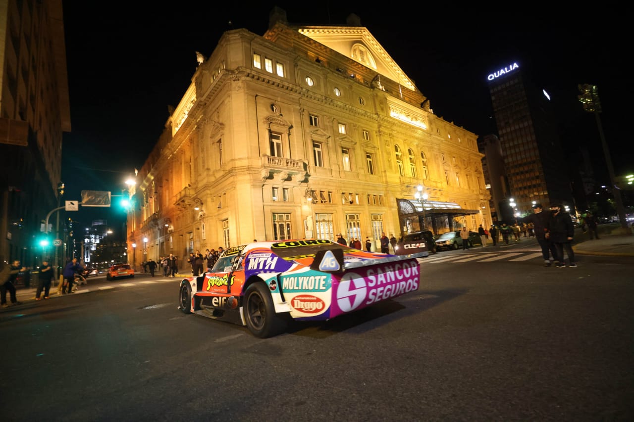 Para celebrar los 85 años del Turismo Carretera, 12 autos de carrera recorrieron el centro porteño