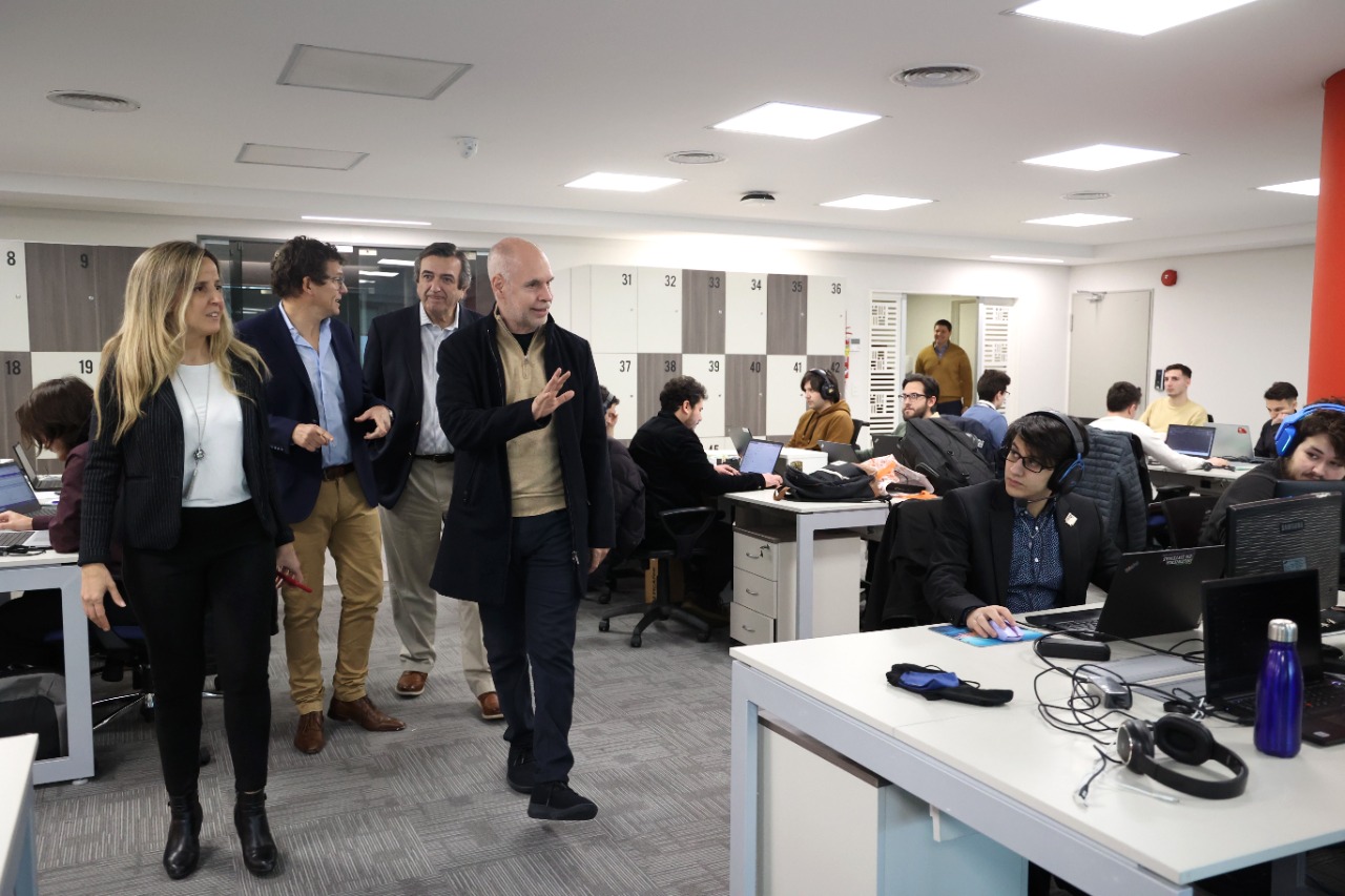 Rodríguez Larreta recorrió una empresa que participa del Plan Empleo Joven en Parque Patricios 