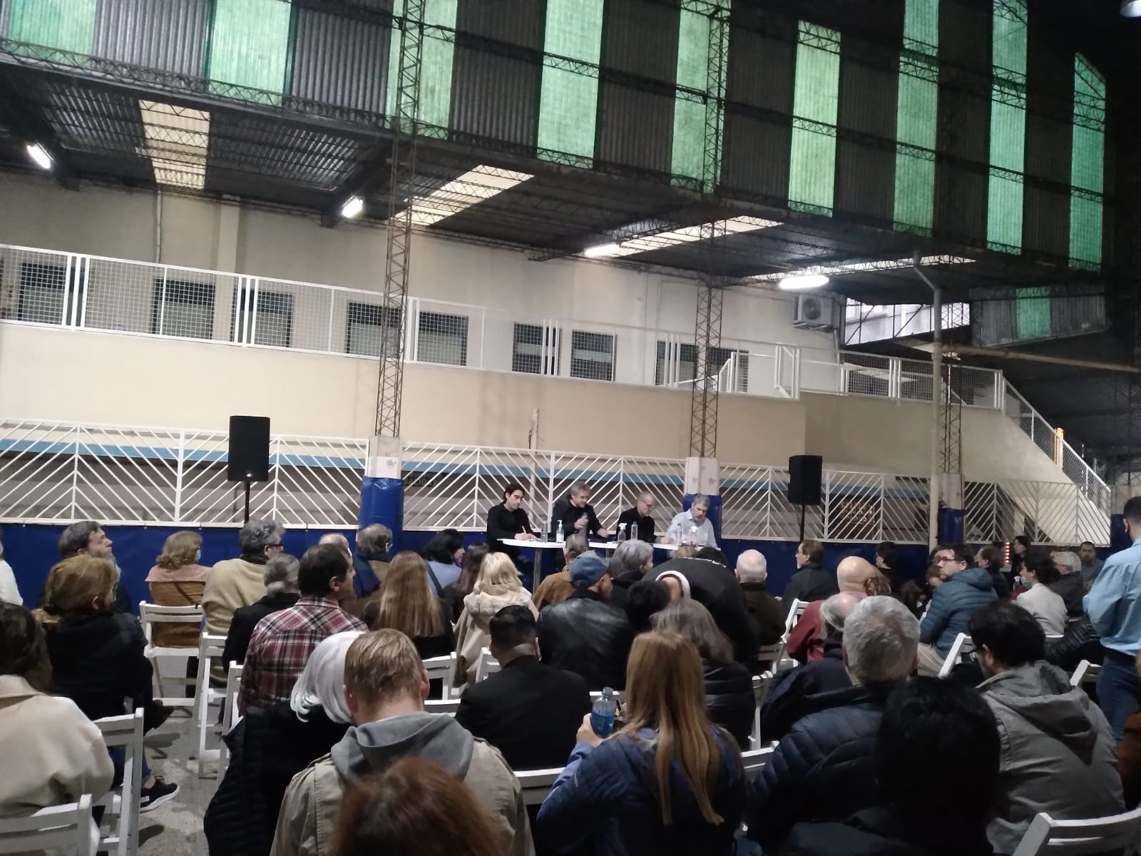 Reunión de vecinos y vecinas de Recoleta con Felipe