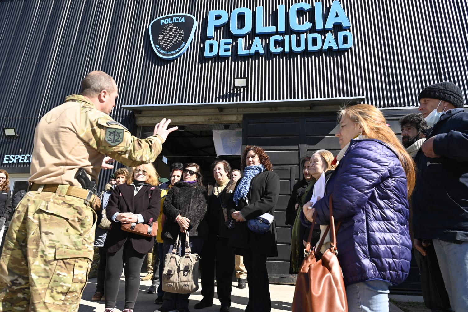 Visita de vecinos a la División de Operaciones Especiales