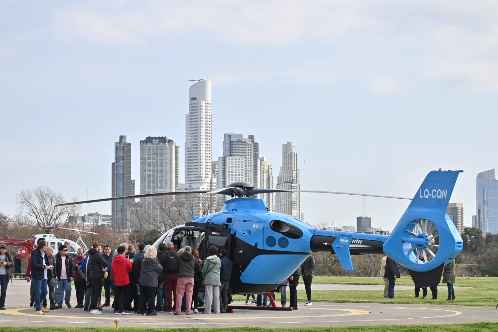 Visita de vecinos al helipuerto de la Policía de la Ciudad