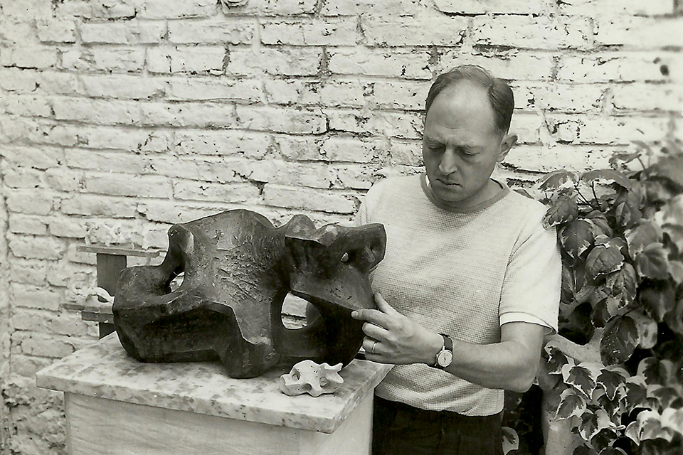 Proyección del film “Dimensión Aroldo Lewy. La huella imborrable de un maestro”. 