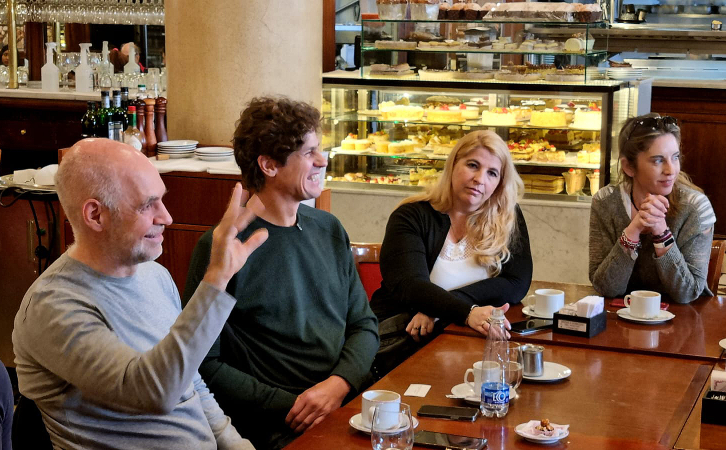 Rodríguez Larreta y Lousteau, en un café con vecinos de Almagro 