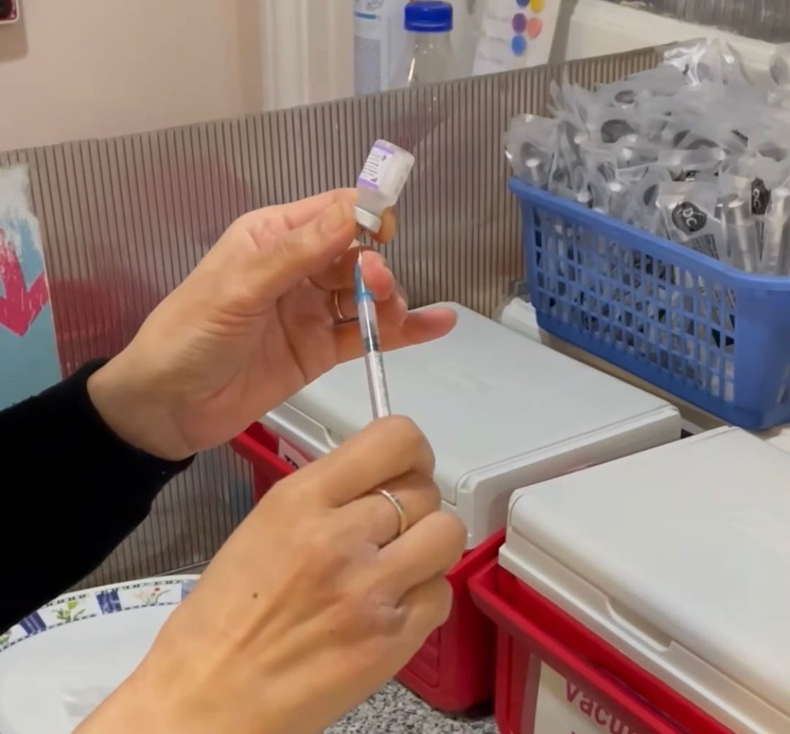 Aplican una dosis adicional de la vacuna triple viral y la polio