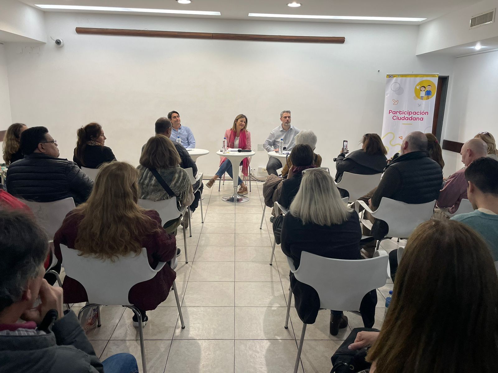 Reunión de vecinos y vecinas de Recoleta con Soledad Acuña