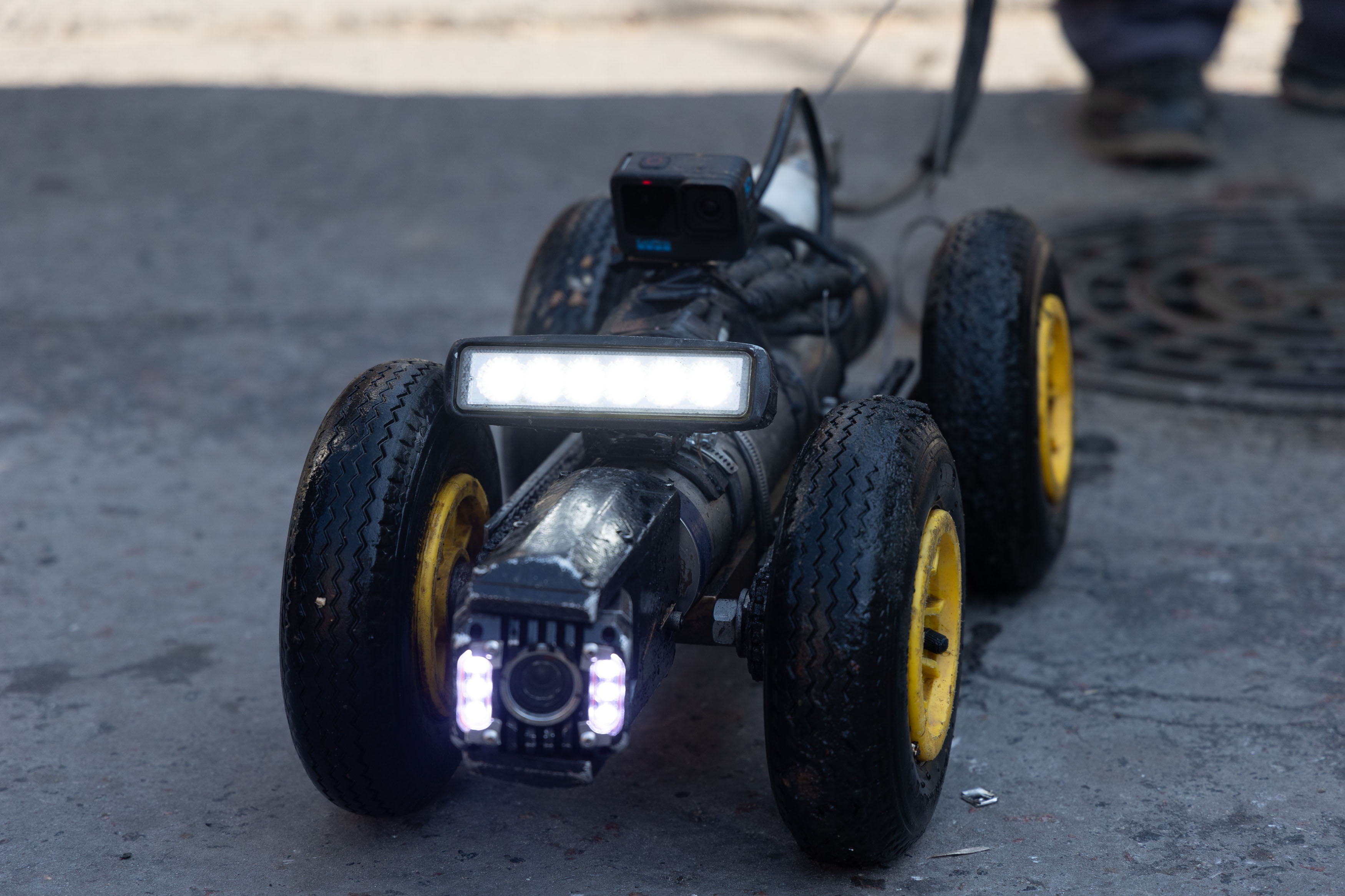 Wall E, el robot que recorre y mantiene limpios los desagües de la Ciudad