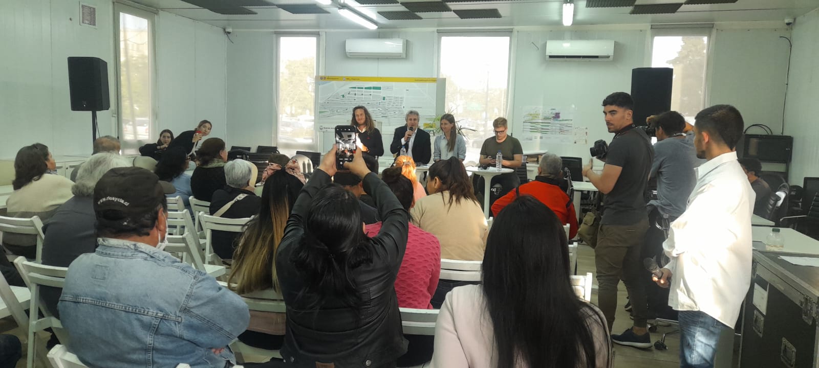 Reunión de vecinos y vecinas de Barrio 31 con Felipe y María