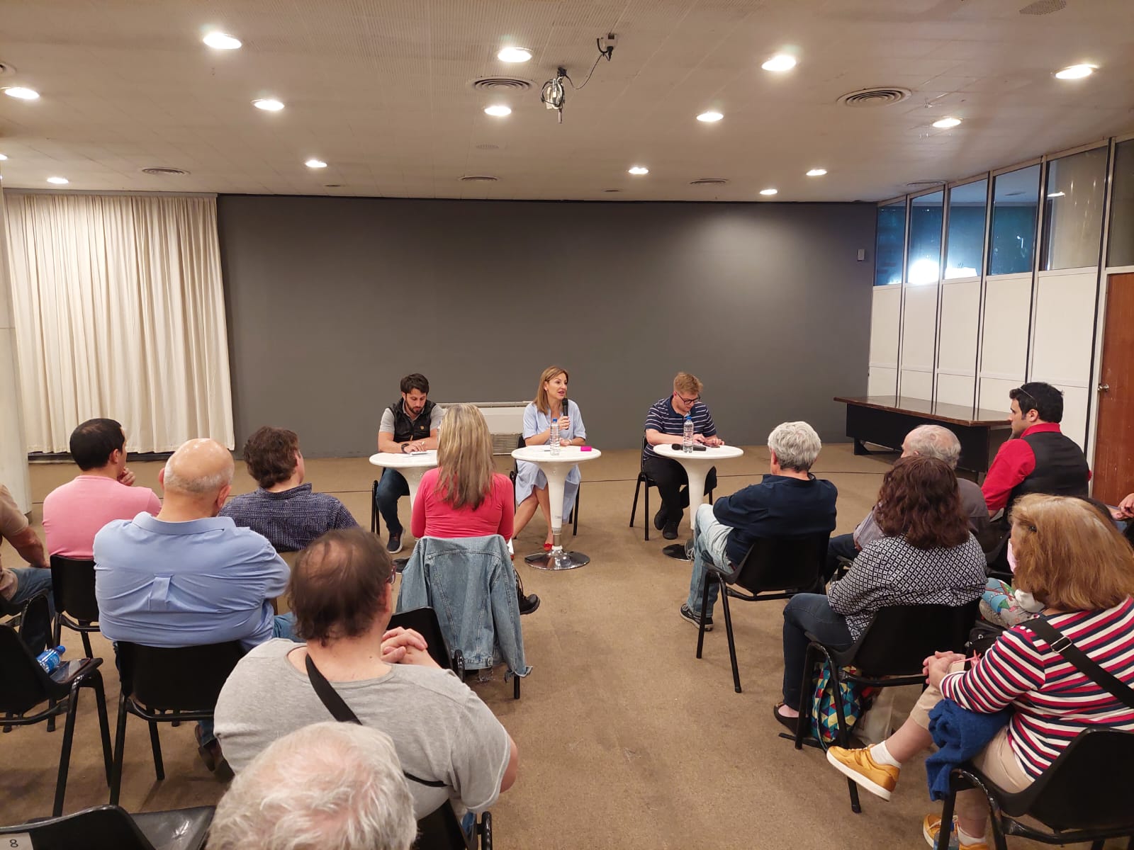 Reunión de vecinos y vecinas de San Nicolás con Soledad Acuña