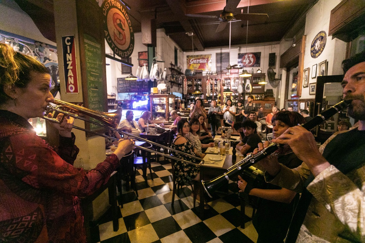 Más de 180.000 personas participaron de La Noche de los Bares Notables