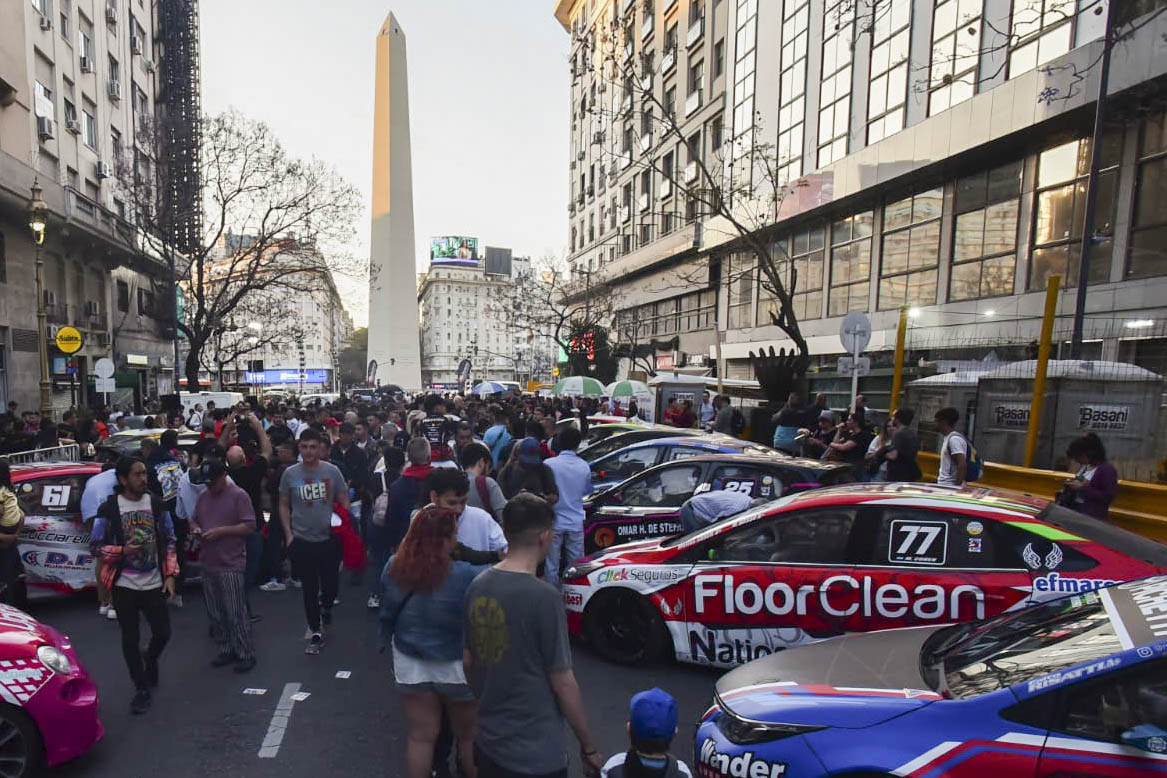 La carrera de los 200 pilotos del Turismo Nacional se presentó en el Obelisco